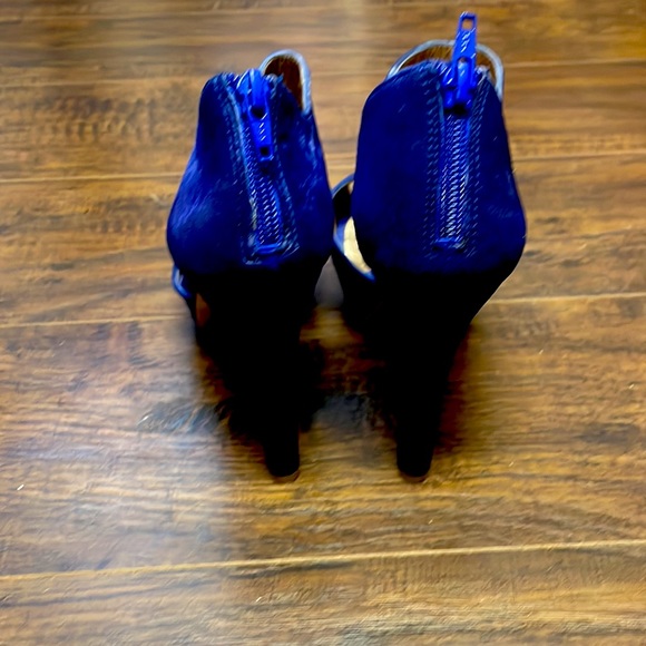 👠 Gorgeous Blue Suede BCBG Heel - Picture 2 of 4